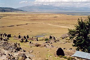 Le volcan Sarasara et le lac Parinacochas. Vue des hauteurs d'Incawasi.jpg