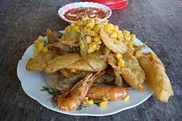 Myanmar fried snacks (cropped)