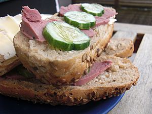 Smörgåsar med leverpastej och saltgurka