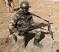 Soldat sénégalais muni d'une mitrailleuse M60 en 2016