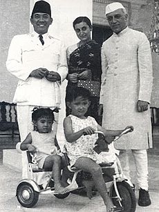 Sukarno met kinderen en Nehru