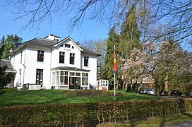 The Salvation Army Hospice Rozenheuvel at Rozendaal. Formerly this estate was used as a winterhome for the inhabitants of the Rozendaal castle, because it was almost impossible to keep the castle in winter comfortly war - panoramio
