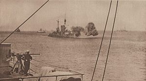 Tir du vaisseau anglais Cornwallis sur Gallipoli en 1915