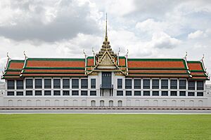 พระที่นั่งสุทไธสวรรยปราสาทบนกำเเพงพระบรมมหาราชวัง