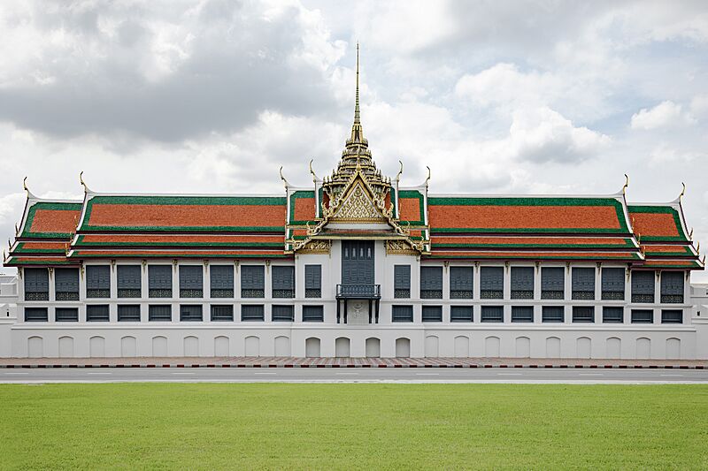 พระที่นั่งสุทไธสวรรยปราสาทบนกำเเพงพระบรมมหาราชวัง