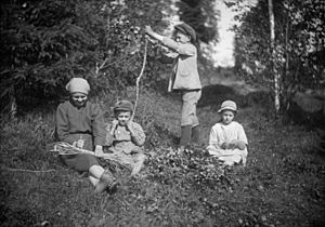 Barn tillverkar vispar - Nordiska Museet - NMA.0052058
