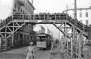 Bundesarchiv Bild 101I-133-0703-20, Polen, Ghetto Litzmannstadt, Brücke