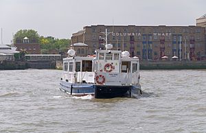 London MMB »0U2 River Thames and "Twin Star"