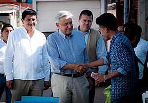 Salomon Jara y Andres Manuel Lopez Obrador en San Baltazar Chichicapam 01