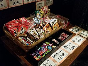 駄菓子の売ってる居酒屋 (16475225878)