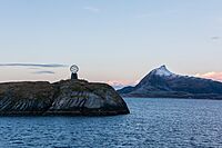 2016-11-20 01 Arctic Circle marker on the island of Vikingen Norway