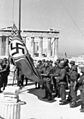 Bundesarchiv Bild 101I-164-0389-23A, Athen, Hissen der Hakenkreuzflagge