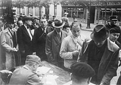 Bundesarchiv Bild 183-B10922, Frankreich, Paris, festgenommene Juden