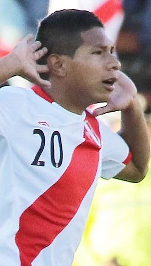 Edison Flores Ecuador vs Peru 2017 (cropped) (cropped).jpg