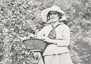 Gathering the lemon crop at Greenhithe (1921) (cropped)