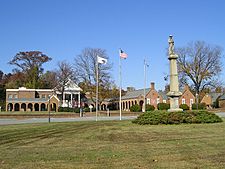 Isle of Wight Courthouse and Confederate Monument (removed May 8, 2021).