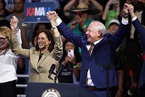Kamala Harris & Tim Walz - 53915639353