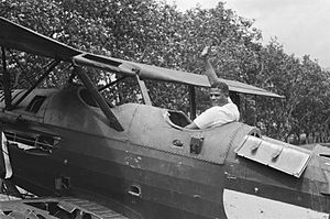 Kolonel Julian in een achtergelaten en zwaar beschadid Japans vliegtuig, Bestanddeelnr 508-6-2