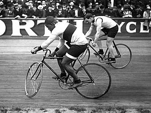 Major Taylor and Léon Hourlier, Vélodrome Buffalo 1909 (cropped)
