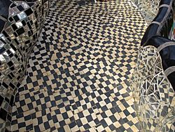 Niki de saint-phalle, giardino dei tarocchi, la torre, pattern pavimento terrazza