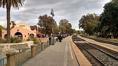Passenger crowd at Davis station, November 2017.jpg