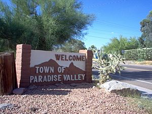 Welcome sign in Paradise Valley   Paradise Valley, looking east to Mummy Mountain