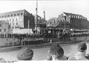 Bundesarchiv Bild 101II-MW-3983-23, Lorient, Einlaufen von U-123