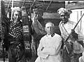 COLLECTIE TROPENMUSEUM Een kommandant van het Leger des Heils poseert voor de fotograaf met drie Toradja mannen in traditioneel krijgscostuum Celebes TMnr 60011683
