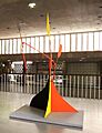 Calder Stábil con hoja horizontal