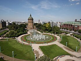 Der Friedrichsplatz und der Wasserturm.jpg