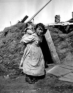 Eskimo children, Egegik, Alaska, 1917 (COBB 133)