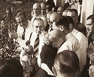 Evita llorando abraza a Perón - 17OCT1951