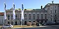 Fahnen der Organisation für Sicherheit und Zusammenarbeit in Europa vor dem Kongress- und Veranstaltungszentrum Hofburg
