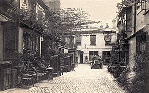 Golden Cross courtyard in 1907, from the Cornmarket entrance