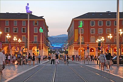 La place Masséna au crépuscule (Nice) (5957148887)