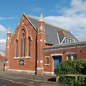 Lee-on-the-Solent Methodist Church, High Street, Lee-on-the-Solent (May 2019) (2)
