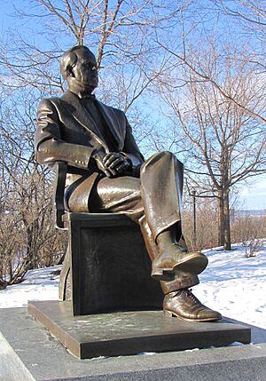 Lester Pearson, statue