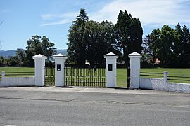 Memorial Park gates, Motueka 004.jpg