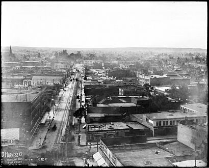 Panoramic view of Los Angeles, looking south from the Pacific Electric building, with Main Street and 7th Street in view, January 1, 1907 (CHS-5774)