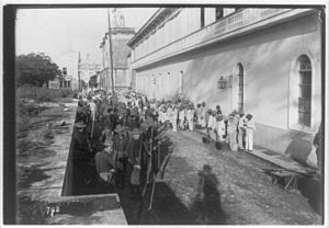 Philippines, Manila, 1899- U.S. soldiers and insurrecto prisoners at the cathedral, Walled City LCCN2005691616