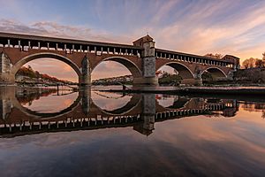 Ponte Coperto al tramonto con i suoi riflessi