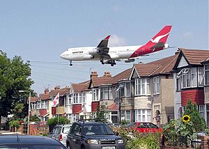 Qantas b747 over houses arp