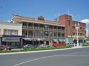 Royal Hotel - Bathurst NSW (5167142605).jpg