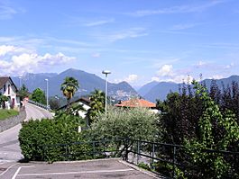 Vernate, Blick Richtung Monte Brè bei Lugano - panoramio.jpg