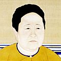 Three-quarter-view painting of the head of a woman with black hair, small eyes, thin eyebrows, a chubby face, a double chin, and three partially visible yellow hoop earrings on her right ear. She is wearing a yellow garment with a blue-edged round collar, whose folds are fastened together by a small, round, pale-yellow button.