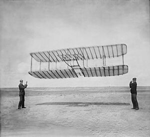1901 glider being flown as a kite (cropped).jpg