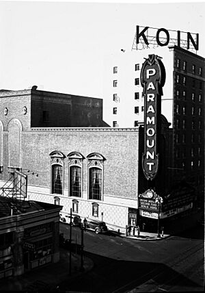 1939. Paramount Theatre showing Irving Berlin's Second Fiddle and The Lady and The Mob. Portland, Oregon. (33454897036)