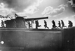 9.2 inch gun and crew Culver Point Battery 24-08-1940 IWM H 3233.jpg