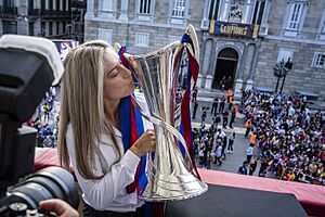 Ada Colau rep les jugadores del Barça femení després de proclamar-se campiones d’Europa 20 (cropped)