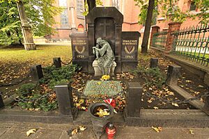 Chorzów, ul. Bożogrobców 31, Pomnik - grób zbiorowy ofiar obozów w Auschwitz i Ravensbruck, 1947